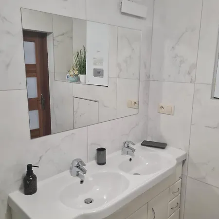 Dom Pri Rieke S Parkovanim بيت للعطل زيلينا